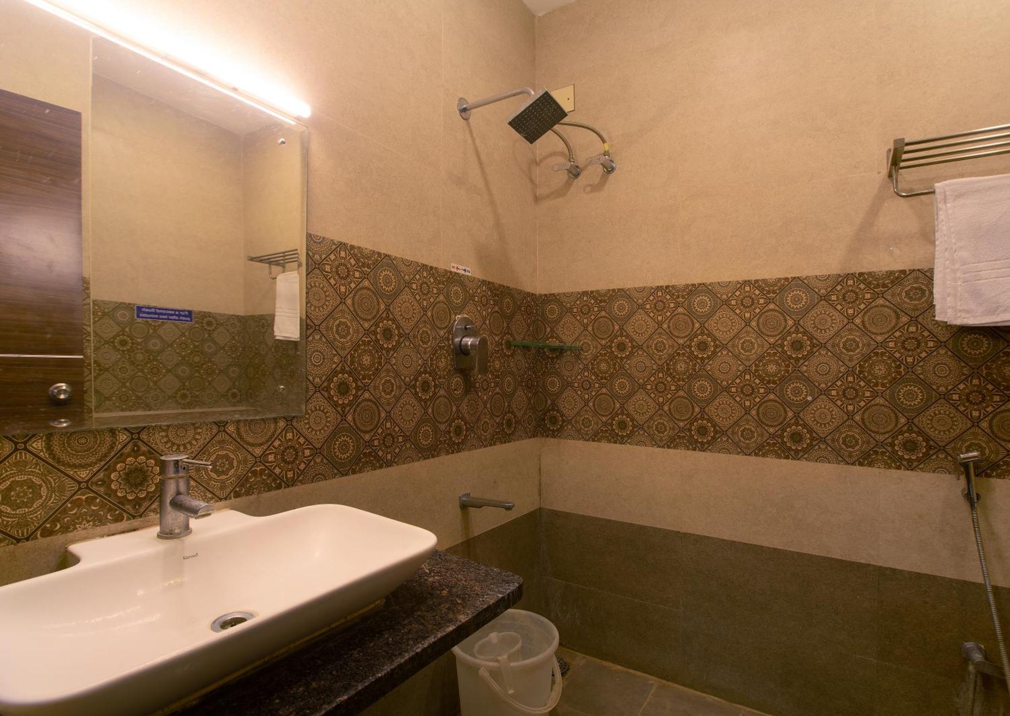 Manjhi Residency Hotell Tiruchirappalli Exteriör bild